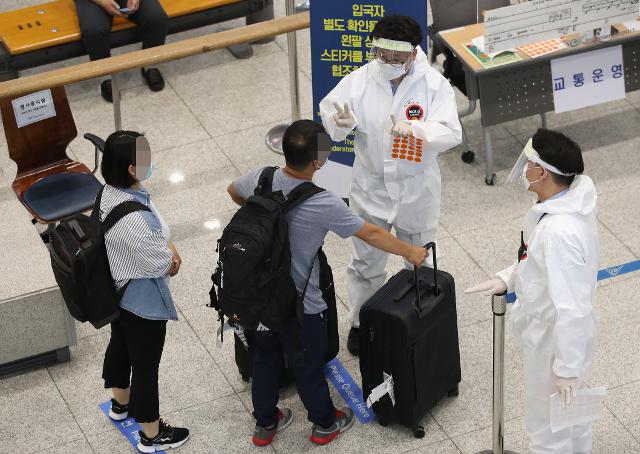 인천국제공항 1터미널에서 입국자들이 해외입국자 교통편 안내를 받고 있다. 연합뉴스