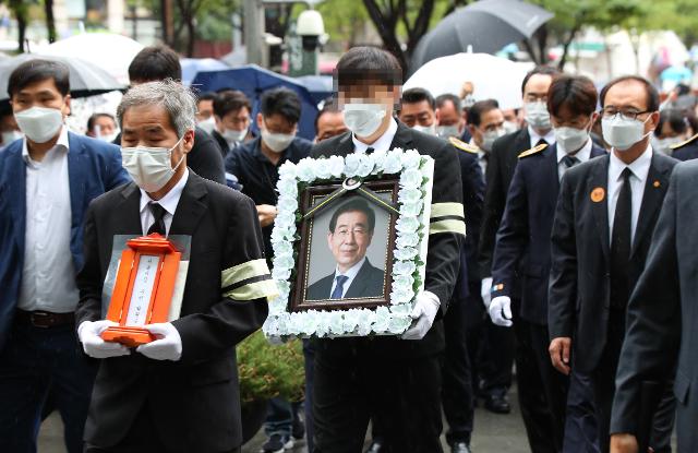 고(故) 박원순 서울시장의 영정이 13일 오전 영결식이 열리는 서울시청에 도착하고 있다. 연합뉴스