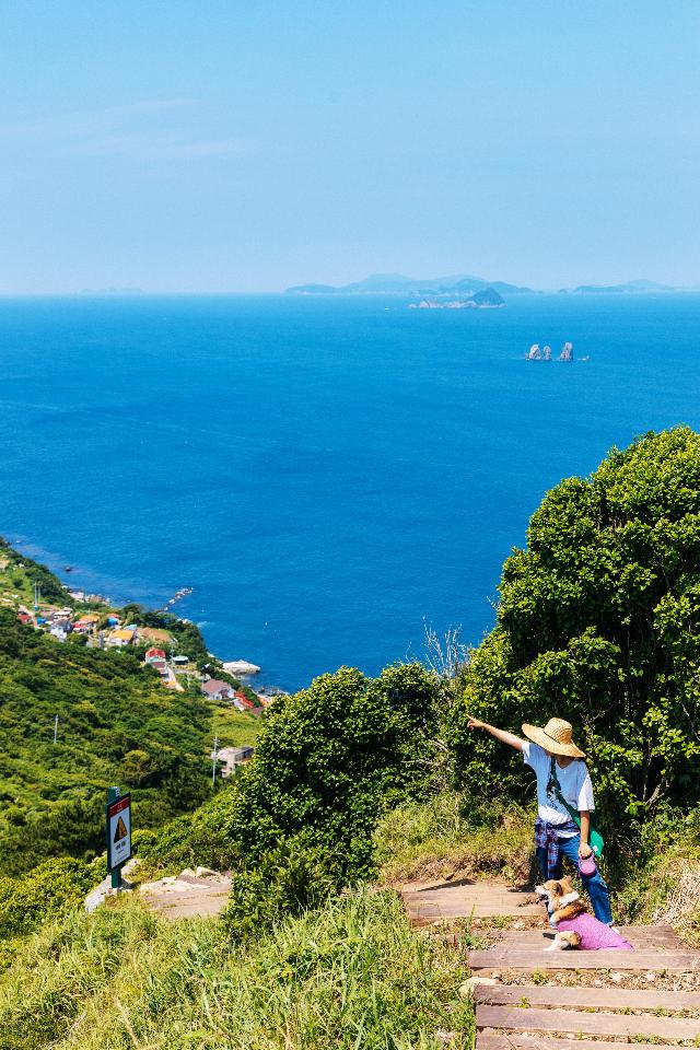 통영 매물도 해품길에서 펼쳐지는 쪽빛 바다. 산책로 전체가 '인생사진' 포인트다. 한국관광공사 제공