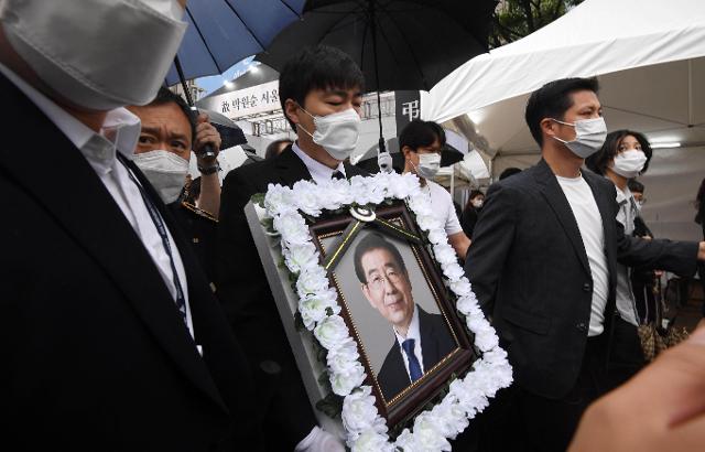 고 박원순 서울특별시장의 영현이 13일 서울광장에서 영결식이 열릴 서울시청사로 향하고 있다. 뉴시스