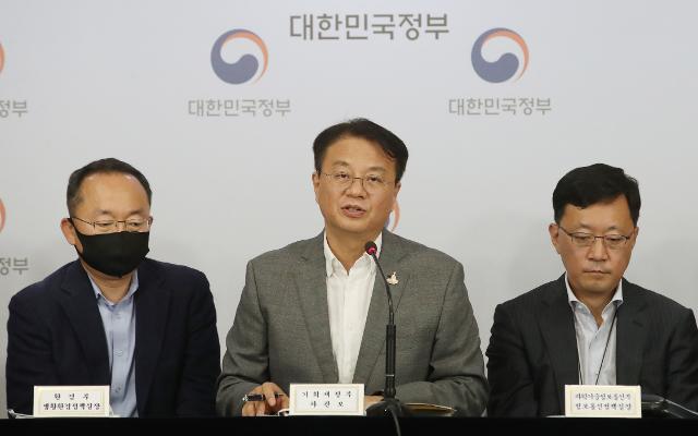 방기선(가운데) 기획재정부 차관보가 14일 서울 종로구 정부서울청사 합동브리핑실에서 유관부처와 함께'한국판 뉴딜' 기자 설명회를 하고 있다. 뉴시스