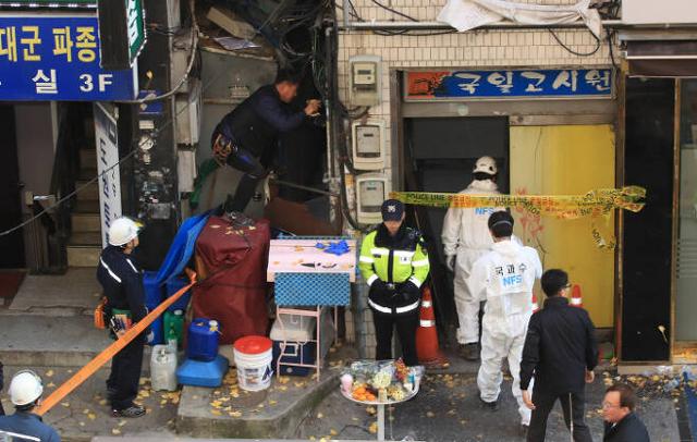 2018년 11월 화재로 7명의 사망자가 나온 서울 종로 국일고시원에서 국립과학수사연구원, 경찰, 종로소방서 관계자들이 2차 합동 감식을 위해 현장으로 향하고 있다. 연합뉴스