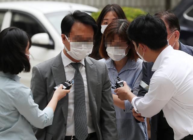 옵티머스자산운용 펀드사기 의혹으로 수사를 받는 사내이사 윤모씨(왼쪽)와 송모씨가 7일 서울중앙지법에서 열리는 영장실질심사에 출석하고 있다. 김재현 옵티머스 대표는 영장심사를 포기해 법원에 출석하지 않았다. 연합뉴스