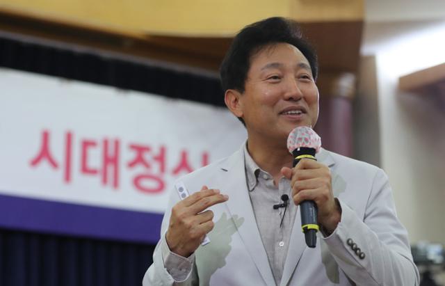 오세훈 전 서울시장이 7일 국회에서 열린 대한민국 미래혁신포럼 초청강연에서 강연하고 있다. 연합뉴스