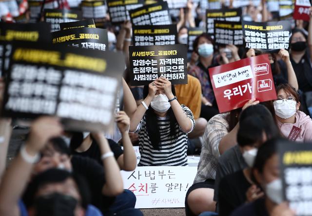 '손정우 미국 송환 불허에 분노한 사람들'에 참여한 시민들이 10일 오후 서울 지하철 2호선 서초역 앞에서 손씨의 미국 송환을 불허한 사법부를 규탄하며 '분노한 우리가 간다'를 주제로 집회를 열고 있다. 연합뉴스