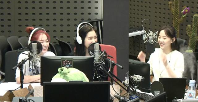 슬기(왼쪽) 아이린이 KBS 쿨FM '강한나의 볼륨을 높여요'에서 신곡에 대해 이야기했다. 보이는 라디오 캡처