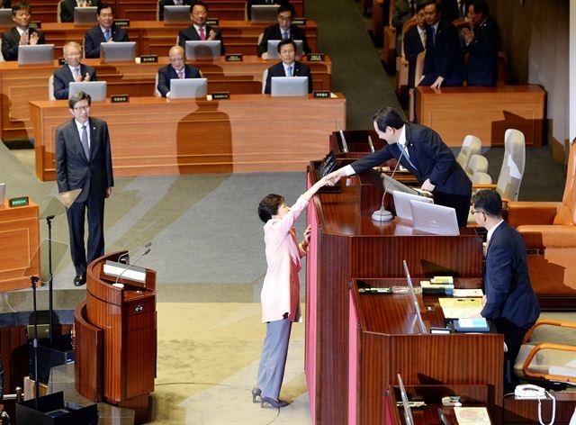 박근혜 대통령이 2016년 7월 13일 오전 서울 여의도 국회의사당에서 20대 국회 개원 연설을 마치고 정세균 국회의장과 악수를 하고 있다. 한국일보 자료사진