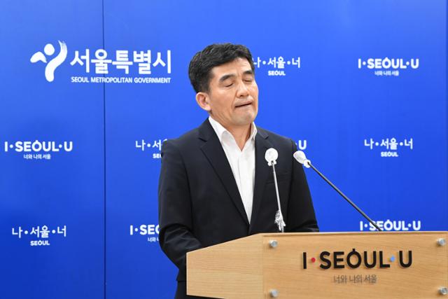 15일 오전 서울 중구 서울시청 브리핑룸에서 황인식 서울시 대변인이 직원 인권침해 진상규명에 대한 서울시의 입장 발표 후 기자의 질문에 난처한 표정을 짓고 있다. 정준희 인턴기자.