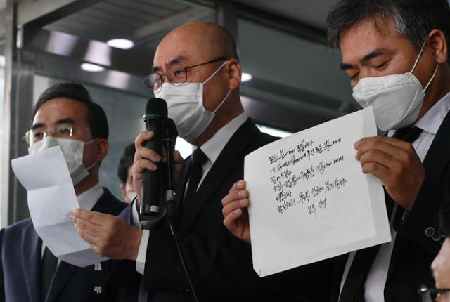 고한석 서울시 비서실장이 10일 오전 박원순 서울시장의 빈소가 마련된 서울 종로구 서울대병원 장례식장 앞에서 고인의 유서를 공개하고 있다. 뉴스1