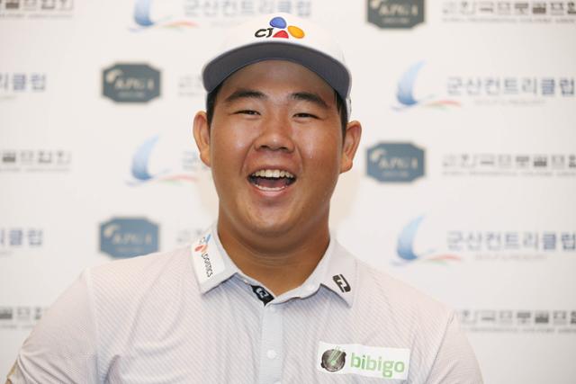 김주형이 12일 전북 군산CC에서 열린 KPGA 군산CC 오픈 최종라운드에서 우승을 확정한 뒤 밝은 표정으로 인터뷰하고 있다. KPGA 제공