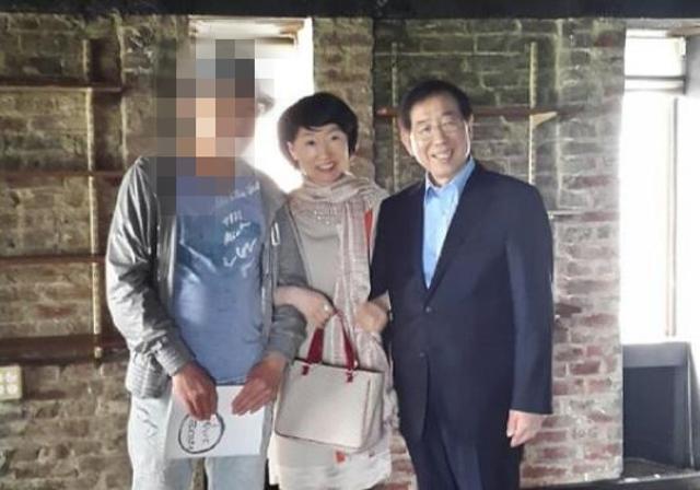 진혜원 대구지검 부부장검사가 13일 자신의 페이스북에 과거 고 박원순 서울시장과 팔짱을 끼고 찍었던 사진을 올렸다. 진 검사 페이스북 캡처