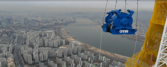 지난 2016년 2월 롯데월드타워 123층을 수직이동할 수 있는 전망대용 승강기의 마지막 작업인 권상기가 설치되고 있다. 이 승강기는 지하 2층부터 전망대 121층까지 총 496ｍ 구간을 운행하는 더블데크 승강기로, 세계에서 가장 긴 구간이다. 오티스 엘리베이터 코리아 제공