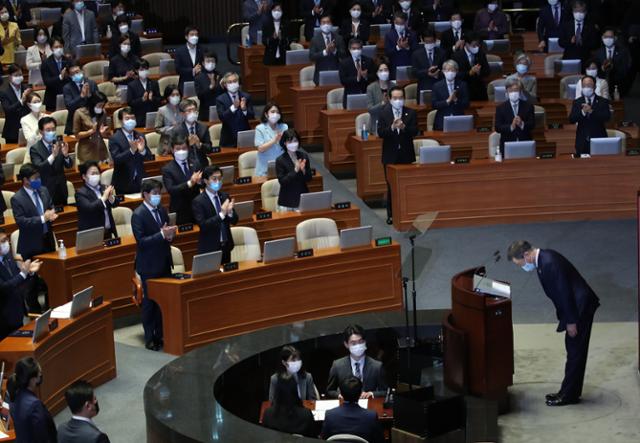 문재인 대통령이 16일 국회에서 열린 제21대 국회 개원식에서 연설에 앞서 인사하고 있다. 연합뉴스