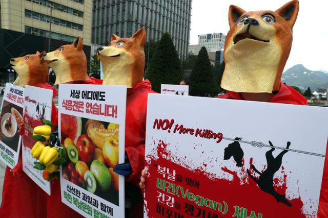 16일 오후 서울 광화문 이순신 동상 앞에서 비건(Vegan) 세상을 위한 시민모임 회원들이 '초복을 맞아 채식으로 건강을 챙기세요' 퍼포먼스를 하고 있다. 연합뉴스