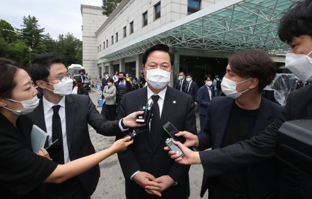 더불어민주당 김두관 의원이 10일 오후 서울 종로구 서울대학교병원 장례식장에 마련된 박원순 서울시장 빈소를 찾아 조문한 뒤 취재진 질문에 답하고 있다. 연합뉴스