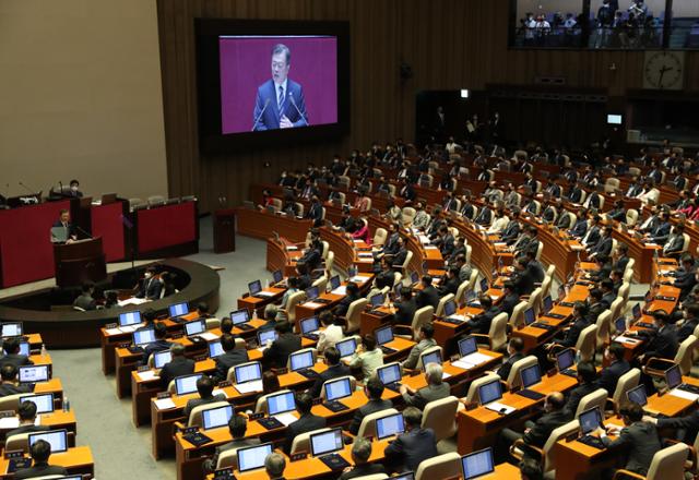 16일 국회에서 열린 제21대국회 개원식에 참석한 여야 의원들이 문재인 대통령의 개원연설을 듣고 있다. 왕태석 선임기자