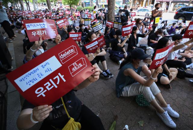 '손정우 미국 송환 불허에 분노한 사람들'이라는 이름을 내걸고 모인 1,000여명의 시민들이 10일 오후 서울 지하철 2호선 서초역 앞에서 사법부 규탄 집회를 열고 있다. 연합뉴스