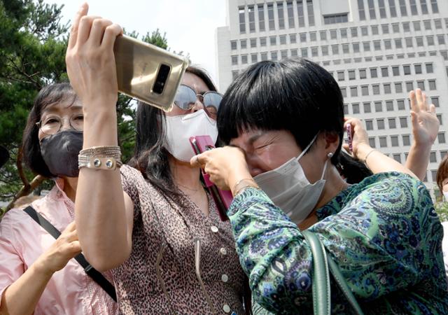 이재명 경기도지사 지지자들이 16일 오후 서울 서초구 대법원 앞에서 무죄 취지 파기환송 판결이 내려진 직후 환호하고 있다. 서재훈 기자 spring@hankookilbo.com