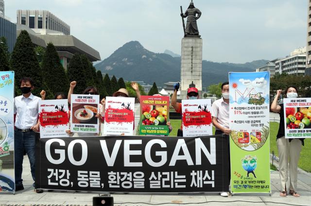 16일 오후 서울 광화문 이순신 동상 앞에서 비건(Vegan) 세상을 위한 시민모임 회원들이 '초복을 맞아 채식으로 건강을 챙기세요' 퍼포먼스를 하고 있다. 연합뉴스