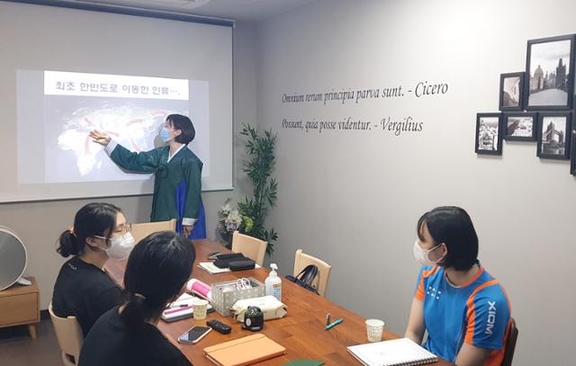 한국마사회가 스포츠단 인권 보호를 위해 인권 보호 지침을 제정하고 구체적인 행동 방안에 따른 정기 교육도 시행할 계획이라고 16일 밝혔다. 사진은 역사 관련 교육을 받는 한국마사회 탁구단 선수들. 한국마사회 제공