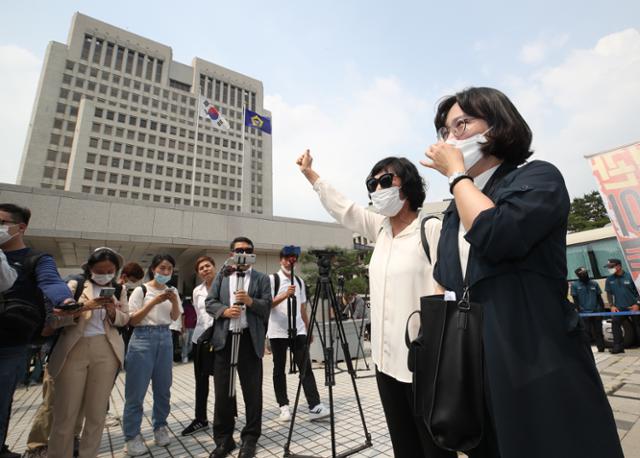 대법원이 '친형 강제입원'과 관련해 허위사실 공표 혐의를 받은 이재명 경기지사에 대해 무죄 취지로 판결했다. 이로써 당선 무효 위기에 놓였던 이 지사는 경기도 지사직을 유지할 수 있게 됐다. 이재명 지사 지지자들이 16일 오후 서울 서초구 대법원 앞에서 무죄 취지 파기환송 판결이 내려진 직후 환호하고 있다. 연합뉴스