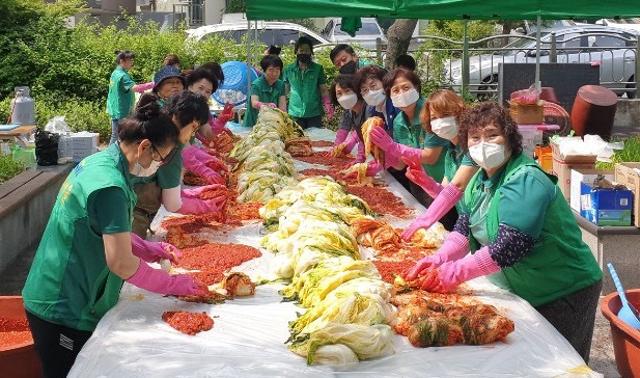 5월 26일 대전 유성구 온천1동 행정복지센터에서 새마을부녀회 회원들이 김미자 온천1동장과 함께 관내 취약계층에 전달할 김치를 직접 담그고 있다. 뉴스1