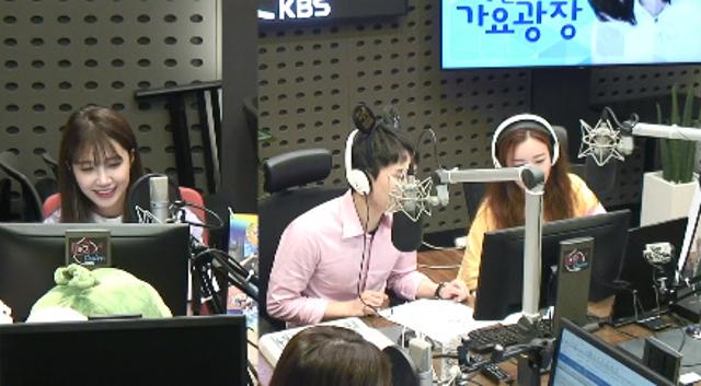 정은지(왼쪽)가 KBS 쿨FM '정은지의 가요광장'에서 권정열의 칭찬을 듣고 미소 지었다. 보이는 라디오 캡처