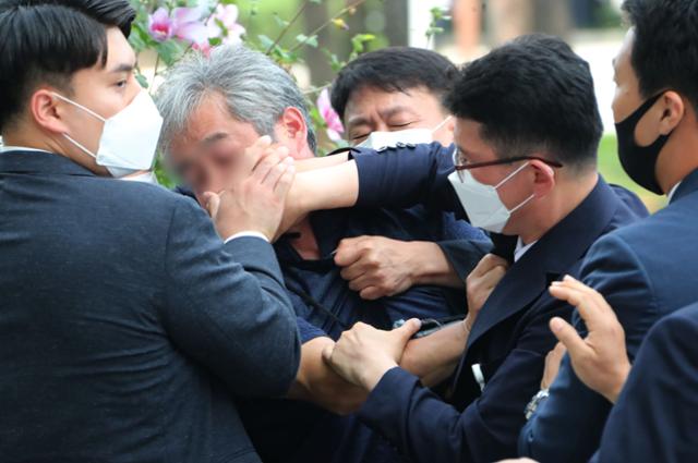 경호원들이 16일 오후 서울 여의도 국회에서 열린 제21대 국회 개원식에 참석해 개원 축하 연설을 마친 문재인 대통령을 향해 신발을 던지고 돌발 발언을 한 시민의 입을 막고 있다. 뉴시스