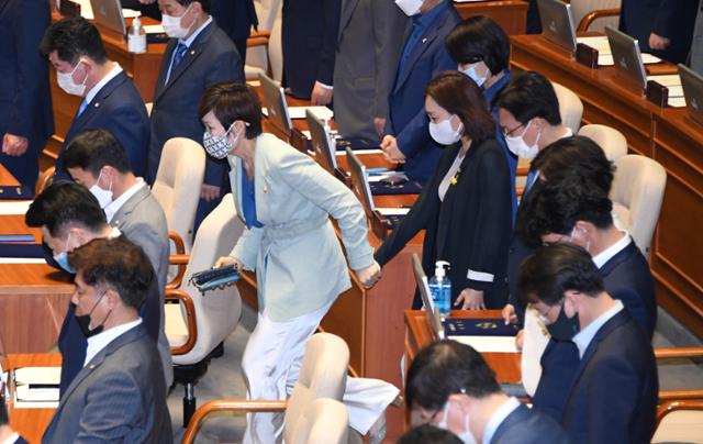 국회에서 열린 제21대 국회 개원식에 늦게 도착한 더불어민주당 임오경(왼쪽), 유정주 의원이 손을 잡고국민의례 도중 묵념을 하는 순간 머리를 숙이고 입장하고 있다. 오대근기자