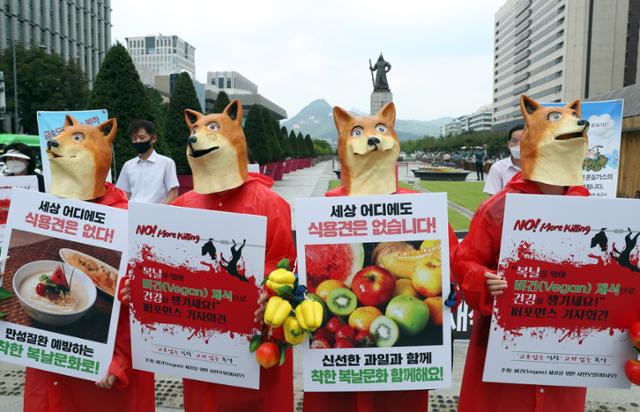 16일 오후 서울 광화문 이순신 동상 앞에서 비건(Vegan) 세상을 위한 시민모임 회원들이 '초복을 맞아 채식으로 건강을 챙기세요' 퍼포먼스를 하고 있다. 연합뉴스