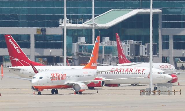 제주항공이 이스타항공과의 인수·합병 관련 거래종료 시점을 연기한 16일 인천국제공항 주기장에 제주항공과 이스타항공 여객기가 세워져 있다. 연합뉴스 제공