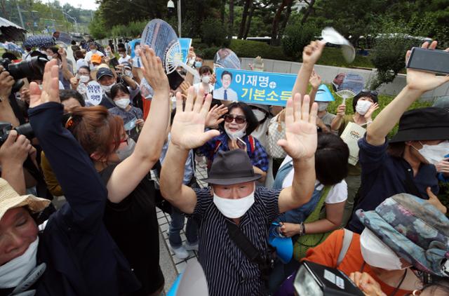 대법원이 '친형 강제입원'과 관련해 허위사실 공표 혐의를 받은 이재명 경기지사에 대해 무죄 취지로 판결했다. 이로써 당선 무효 위기에 놓였던 이 지사는 경기도 지사직을 유지할 수 있게 됐다. 이재명 지사 지지자들이 16일 오후 서울 서초구 대법원 앞에서 무죄 취지 파기환송 판결이 내려진 직후 환호하고 있다. 연합뉴스