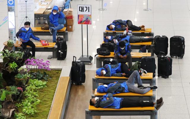 16일 인천국제공항 입국장에서 입국객들이 대기하고 있다. 연합뉴스