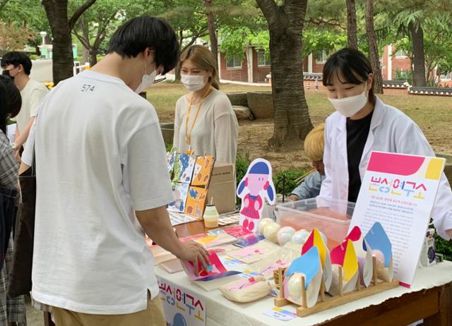 계명대 시각디자인과 학생들이 지난달 초 대명동캠퍼스이서 디자인바자회를 열고 있다. 계명대 제공