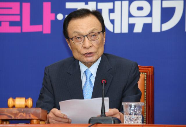 이해찬 더불어민주당 대표가 17일 국회에서 열린 더불어민주당 최고위원회의에 참석해 현안관련 발언을 하고 있다. 뉴시스