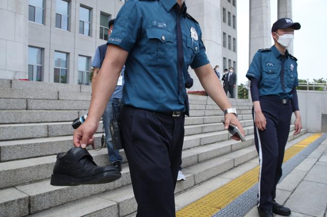 국회 경비경찰이 16일 오후 정모씨가 국회 개원식 참석을 마치고 돌아가는 문재인 대통령에게 던진 신발을 수거하고 있다. 배우한 기자