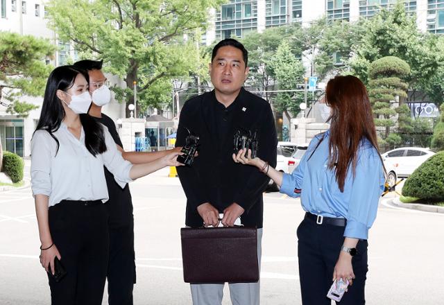 유튜브 채널 가로세로연구소를 운영하는 강용석 변호사가 17일 오후 서울시 관계자들의 성폭력 방임 묵인 혐의와 관련 참고인 조사를 받기 위해 서울 종로구 서울경찰청에 출석하며 취재진의 질문에 답하고 있다. 뉴스1