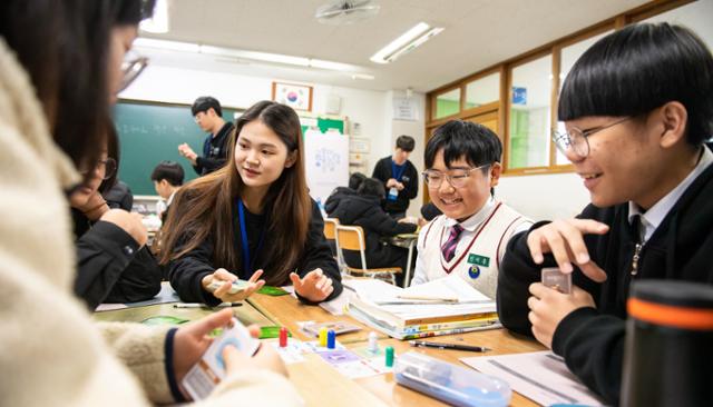 지난해 3월 삼성생명 금융교육 봉사단에 소속된 대학생 금융교육강사(가운데)가 중학생들을 대상으로 게임을 통한 금융교육을 진행하고 있다. 삼성생명 제공