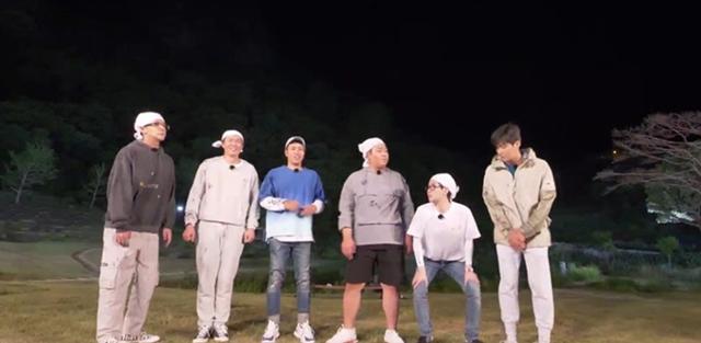 '1박 2일' 여섯 멤버들이 아찔한 ‘뒤태 미남’ 대결을 펼친다. KBS2 제공