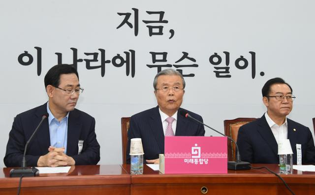 김종인(가운데) 미래통합당 비상대책위원장이 16일 국회 미래통합당 회의실에서 열린 비대위 회의에서 발언하고 있다. 오대근 기자