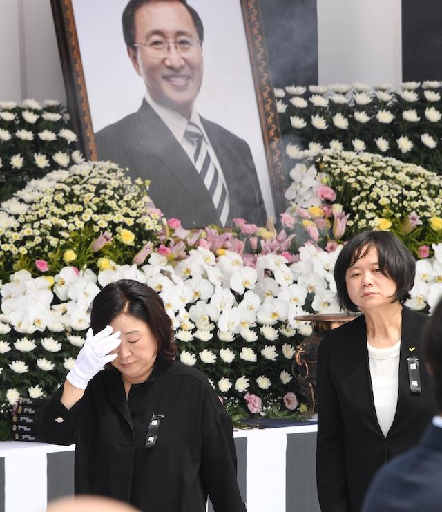 지난 2018년 국회에서 노회찬 정의당 원내대표의 국회장 영결식이 열린 가운데 이정미 당대표, 심상정 전 대표가 분향을 한 후 돌아서고 있다. 오대근 기자