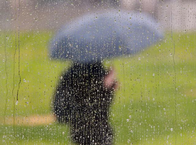 비가 내린 19일 오전 서울 연세대학교에서 학생이 우산을 쓰고 길을 걷고 있다. 연합뉴스