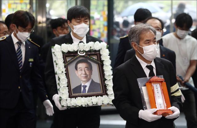 고 박원순 서울시장의 발인이 진행된 13일 오전 서울 중구 서울시청에서 고인의 위패와 영정이 영결식장으로 향하고 있다. 뉴시스