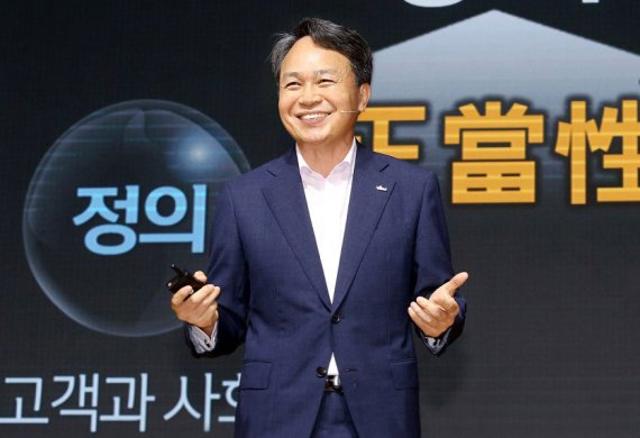 진옥동 신한은행장이 지난 17일 '2020 하반기 경영전략회의'를 열고 하반기 중점 추진 사항에 대해 설명하고 있다. 신한은행 제공