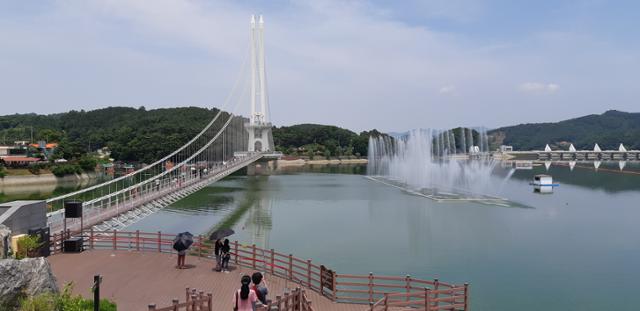 충남 예산의 예당저수지 출렁다리와 음악분수. 충남도 제공