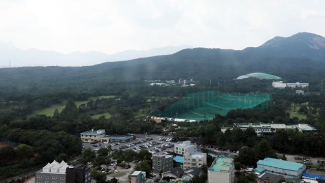 정부와 더불어민주당이 주택공급 대책 일환으로 국방부 소유의 태릉골프장 부지 일대를 활용하는 방안을 검토 중이라고 밝혔다. 사진은 이날 서울 노원구 태릉골프장의 모습. 뉴스1