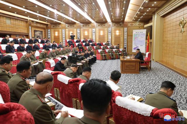 북한 노동당 청사 내 중간크기의 회의실 . 지난해 9월 6일 북한 조선중앙통신은 김정은 북한 국무위원장이 6일 제13호 태풍 '링링' 북상에 대비해 비상확대회의를 지도했다고 이날 보도했다. 평양=조선중앙통신 연합뉴스