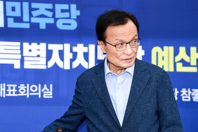 이해찬 더불어민주당 대표가 20일 국회에서 열린 2020 당 대구광역시당·경상북도당·제주특별자치도당 예산정책협의회에 입장하고 있다. 이한호 기자