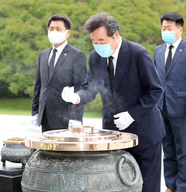 이낙연 더불어민주당 의원이 전당대회 경선 후보 등록에 앞서 20일 오전 서울 동작구 국립서울현충원을 찾아 참배하고 있다.