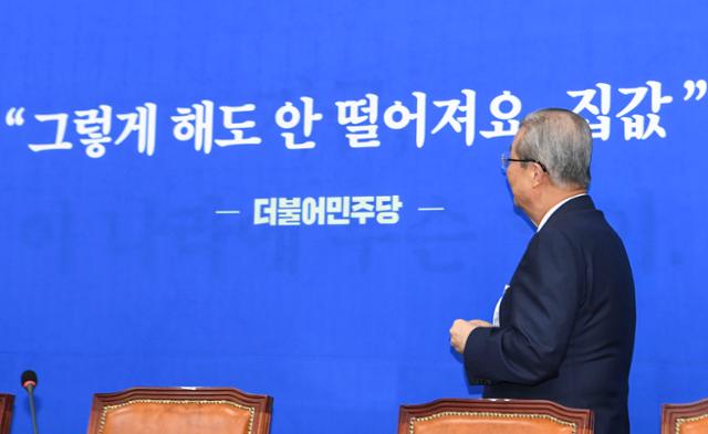 김종인 미래통합당 비상대책위원장이 20일 국회에서 열린 당 비대위 회의에 입장하고 있다. 김 위원장 뒤로 진성준 더불어민주당 의원이 방송 토론에서 한 발언이 적혀 있다. 이한호 기자